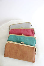 Load image into Gallery viewer, Karen Kiss Lock Clutch Bag
