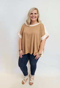 CAMEL/CREAM SIDE SCOOP NECK CRINKLE TOP