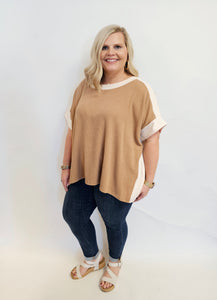 CAMEL/CREAM SIDE SCOOP NECK CRINKLE TOP