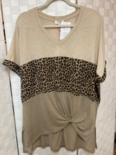 Load image into Gallery viewer, LINEN LEOPARD COLOR BLOCK V NECK TOP
