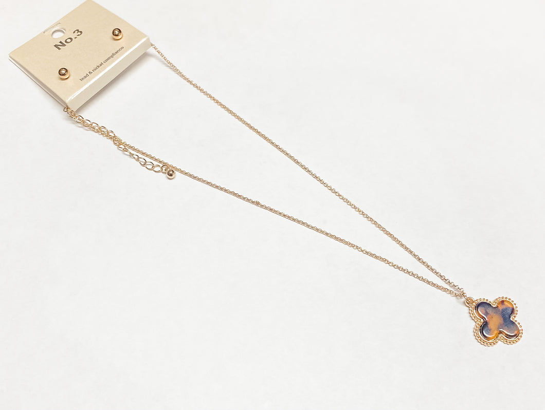TORTOISE CLOVER PENDANT NECKLACE